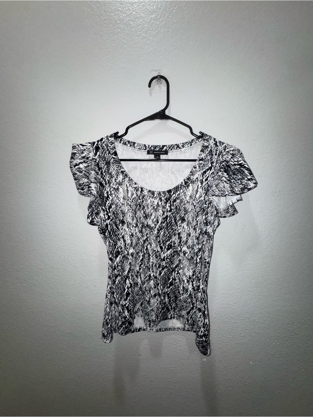 INC International Concepts Black & White Snake-Print Flutter Sleeve Top